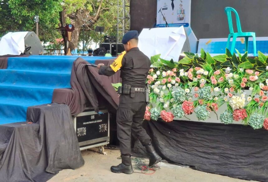 Tim penjinak bom amankan lokasi di Stadion Gelora 45 Kabupaten Kolaka Sulawesi Tenggara, (24/4/2025).