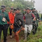 Tim SAR dan TNI-Polri melakukan evakuasi korban di kawasan Hutan Taman Nasional Gunung Merbabu, April 2025.