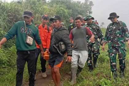 Tim SAR dan TNI-Polri melakukan evakuasi korban di kawasan Hutan Taman Nasional Gunung Merbabu, April 2025.