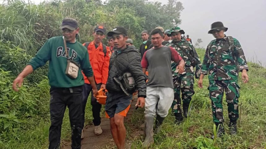 Tim SAR dan TNI-Polri melakukan evakuasi korban di kawasan Hutan Taman Nasional Gunung Merbabu, April 2025.