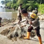 Polisi di Bulukumba turun tangan perbaiki tanggul jalan yang rusak, (25/4/2025).
