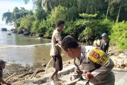 Polisi di Bulukumba turun tangan perbaiki tanggul jalan yang rusak, (25/4/2025).