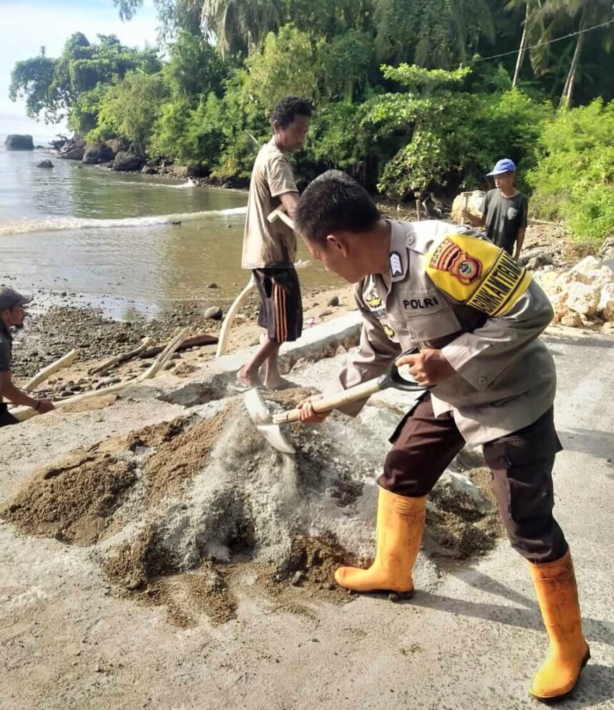 Polisi di Bulukumba turun tangan perbaiki tanggul jalan yang rusak, (25/4/2025).