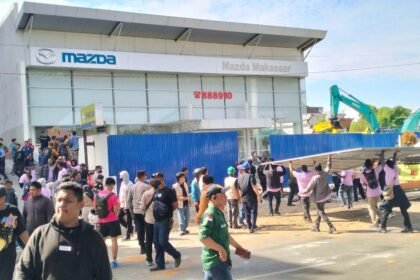 Ricuh warnai eksekusi showroom Mazda di Makassar, (28/4/2025).
