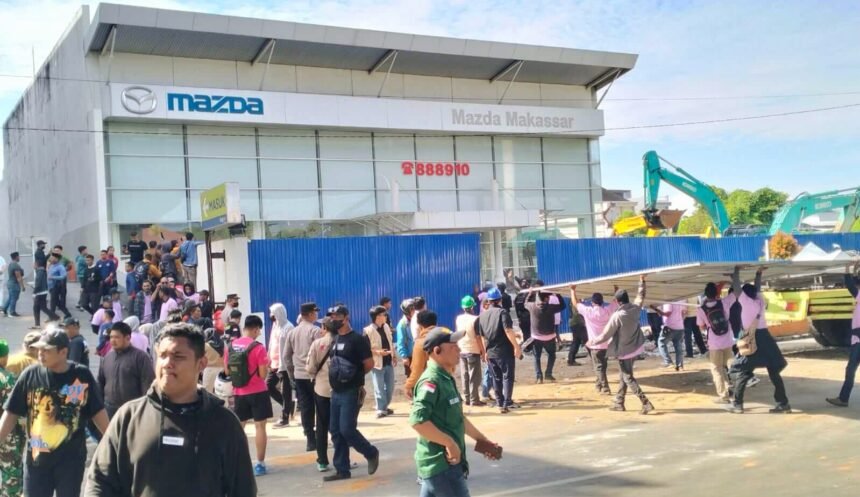 Ricuh warnai eksekusi showroom Mazda di Makassar, (28/4/2025).