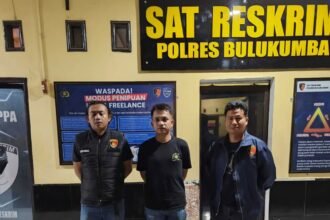 Dua pria asal Desa Taccorong, Kecamatan Gantarang, Kabupaten Bulukumba, Sulawesi Selatan, ditangkap polisi usai diduga melakukan penganiayaan.