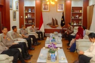 Kapolda Sulsel terima kunjungan Komnas HAM di Ruang Tamu Pa’rimpungan Toana Bharadaksa, Mapolda Sulsel, (29/4/2025).