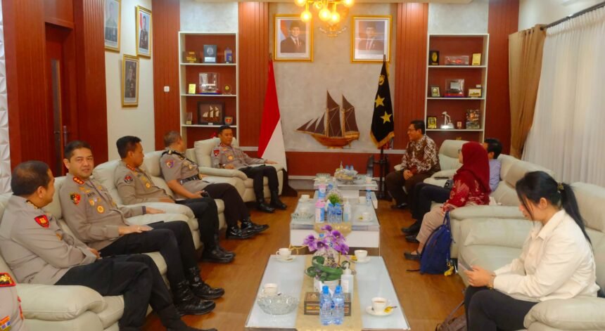 Kapolda Sulsel terima kunjungan Komnas HAM di Ruang Tamu Pa’rimpungan Toana Bharadaksa, Mapolda Sulsel, (29/4/2025).