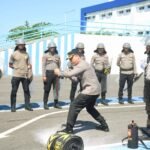 Kapolres Bulukumba tinjau dan beri arahan pada latihan pengendalian massa (Dalmas) di Lapangan Hitam Mapolres Bulukumba, (30/4/2025).