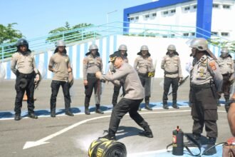 Kapolres Bulukumba tinjau dan beri arahan pada latihan pengendalian massa (Dalmas) di Lapangan Hitam Mapolres Bulukumba, (30/4/2025).