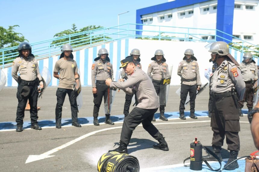 Kapolres Bulukumba tinjau dan beri arahan pada latihan pengendalian massa (Dalmas) di Lapangan Hitam Mapolres Bulukumba, (30/4/2025).