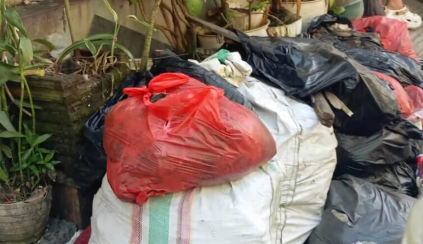 Warga Makassar resah akibat penumpukan sampah, April 2025. (R35/HO)