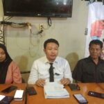Kuasa hukum Saliah, Wawan Nur Rewa dari Law Firm Misi Keadilan, dalam jumpa pers di Makassar, April 2025.