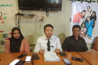Kuasa hukum Saliah, Wawan Nur Rewa dari Law Firm Misi Keadilan, dalam jumpa pers di Makassar, April 2025.