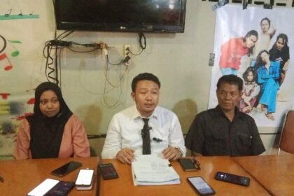 Kuasa hukum Saliah, Wawan Nur Rewa dari Law Firm Misi Keadilan, dalam jumpa pers di Makassar, April 2025.