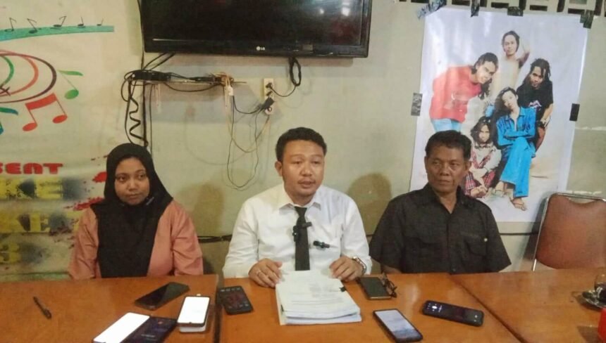 Kuasa hukum Saliah, Wawan Nur Rewa dari Law Firm Misi Keadilan, dalam jumpa pers di Makassar, April 2025.