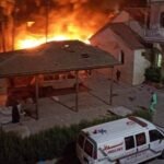 Asap tebal dan kobaran api menyelimuti langit malam di Rumah Sakit Baptis di Gaza, (13/4/2025).