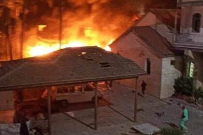 Asap tebal dan kobaran api menyelimuti langit malam di Rumah Sakit Baptis di Gaza, (13/4/2025).