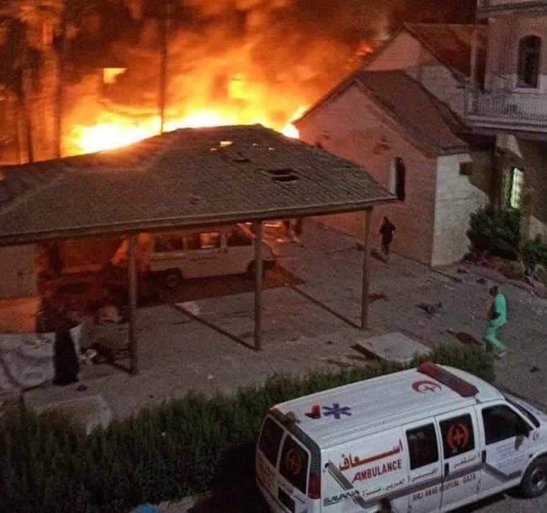 Asap tebal dan kobaran api menyelimuti langit malam di Rumah Sakit Baptis di Gaza, (13/4/2025).