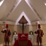 Vatikan menggelar upacara resmi penetapan kematian Paus Fransiskus sebelum jenazah dibawa ke Basilika Santo Petrus, (21/4/2025).