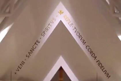Vatikan menggelar upacara resmi penetapan kematian Paus Fransiskus sebelum jenazah dibawa ke Basilika Santo Petrus, (21/4/2025).