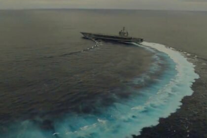 Ilustrasi USS Truman bermanuver menghindari rudal Yaman pada Minggu pagi (27/4/2025). (ss.x.@Athar_Khan_/ho/mp)