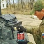 Tampak prajurit Rusia melalukan pengecatan dan memulihkan Monumen Perang Soviet di Donetsk, (29/4/2025). (mw/ho)