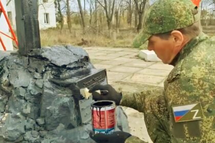 Tampak prajurit Rusia melalukan pengecatan dan memulihkan Monumen Perang Soviet di Donetsk, (29/4/2025). (mw/ho)