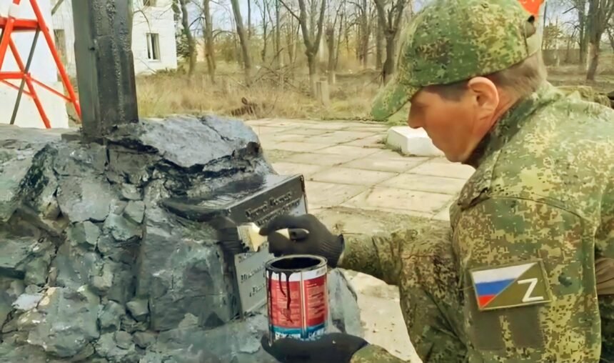 Tampak prajurit Rusia melalukan pengecatan dan memulihkan Monumen Perang Soviet di Donetsk, (29/4/2025). (mw/ho)