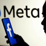 Ilustrasi facebook di handphone berlatar logo Meta. (freepik)