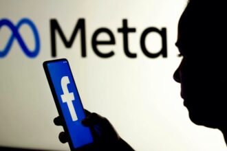 Ilustrasi facebook di handphone berlatar logo Meta. (freepik)