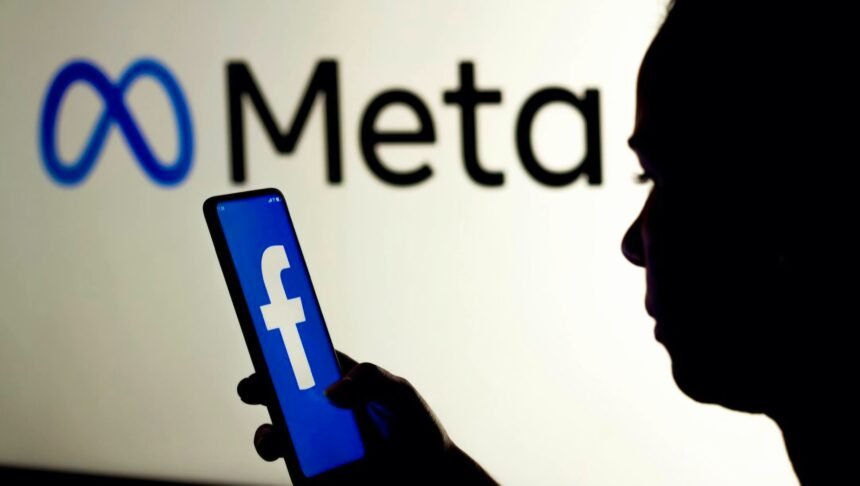 Ilustrasi facebook di handphone berlatar logo Meta. (freepik)
