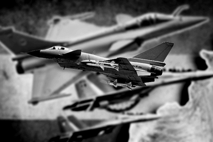 Jet tempur J-10 Pakistan jatuhkan Rafale dan Su-30 India di atas Kashmir, Mei 2025.