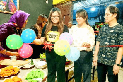 Virendy Cafe hadirkan konsep nongkrong kekinian di Kota Makassar. Peresmian ditandai dengan pengguntingan pita oleh Viranda Novia Wehantouw, S.Ak, selaku owner Virendy Cafe, didampingi kedua orang tuanya, (17/5/2025).