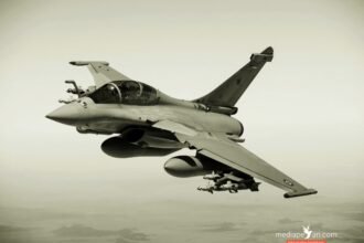 Jet Rafale sedang terbang.