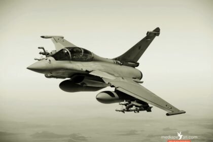 Jet Rafale sedang terbang.
