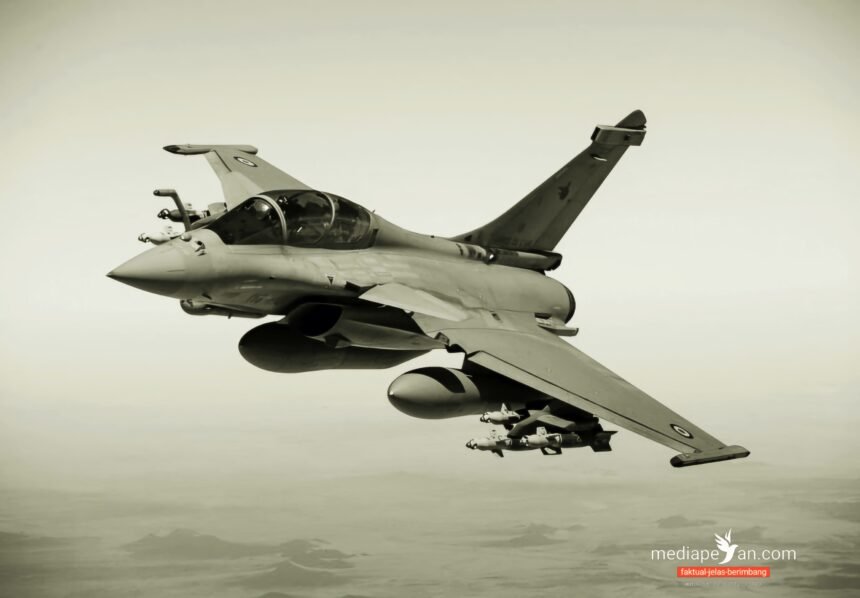 Jet Rafale sedang terbang.