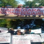 Warga protes di depan Perumahan Gubernur di Kecamatan Manggala, Kota Makassar, untuk menuntut keadilan atas sengketa lahan seluas 52 hektare yang masih berproses di pengadilan, Minggu (18/5/2025). (R35/HO/MP)