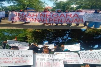 Warga protes di depan Perumahan Gubernur di Kecamatan Manggala, Kota Makassar, untuk menuntut keadilan atas sengketa lahan seluas 52 hektare yang masih berproses di pengadilan, Minggu (18/5/2025). (R35/HO/MP)