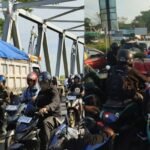 Penampakan truk bermuatan pasir serobot jam sibuk, jembatan Barombong jadi titik rawan, (19/5/2025). (pl/mp)