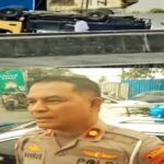 Kolase: Sebuah truk pengangkut material bangunan terguling di jalur tol layang AP Pettarani, Makassar, Senin (19/5), tepatnya di exit tol. Kepala Satuan Lalu Lintas Polrestabes Makassar, Komisaris Polisi Mahrus.