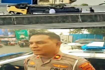 Kolase: Sebuah truk pengangkut material bangunan terguling di jalur tol layang AP Pettarani, Makassar, Senin (19/5), tepatnya di exit tol. Kepala Satuan Lalu Lintas Polrestabes Makassar, Komisaris Polisi Mahrus.