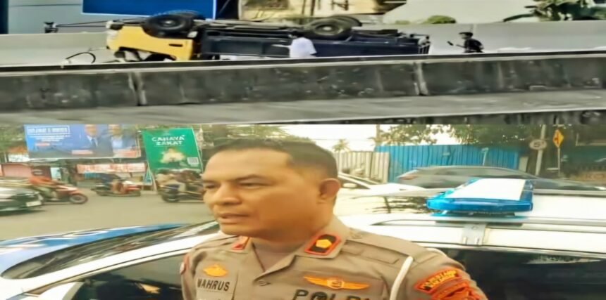 Kolase: Sebuah truk pengangkut material bangunan terguling di jalur tol layang AP Pettarani, Makassar, Senin (19/5), tepatnya di exit tol. Kepala Satuan Lalu Lintas Polrestabes Makassar, Komisaris Polisi Mahrus.