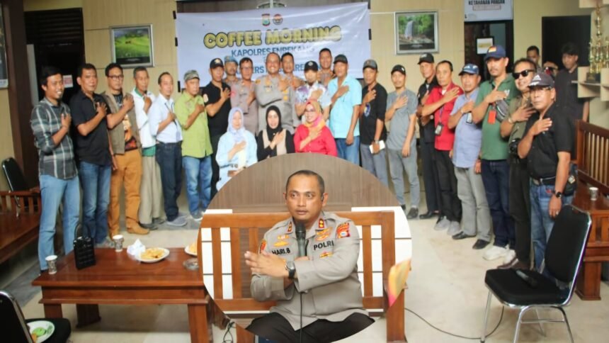 Coffee morning Polres Enrekang bersama insan Pers, (21/5/2025). Kolase: Kapolres Enrekang AKBP Budi Hariyanto.