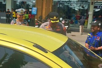 Polisi dan Buruh bagikan bunga di Hari Buruh 1 Mei.