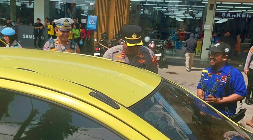 Polisi dan Buruh bagikan bunga di Hari Buruh 1 Mei.