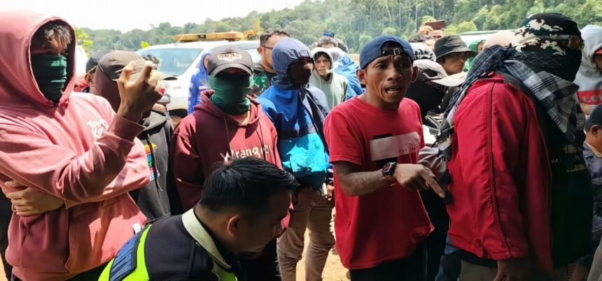 Warga menggelar aksi terkait sengketa lahan dengan PT Vale Indonesia di Morowali, Sulawesi Tengah, (1/5/2025).