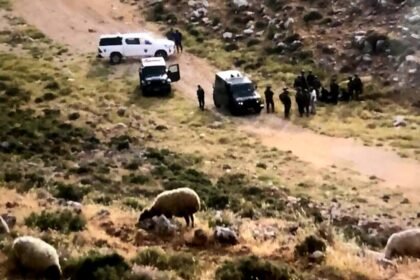 Dijaga oleh pasukan pendudukan Israel, para pemukim menyerang warga Badui Palestina di daerah Wadi al-Maghayer di pinggiran desa Asira al-Qibliya, selatan Nablus, (30/4/2025). (qudsn/ho/mp)