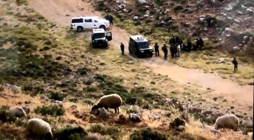 Dijaga oleh pasukan pendudukan Israel, para pemukim menyerang warga Badui Palestina di daerah Wadi al-Maghayer di pinggiran desa Asira al-Qibliya, selatan Nablus, (30/4/2025). (qudsn/ho/mp)
