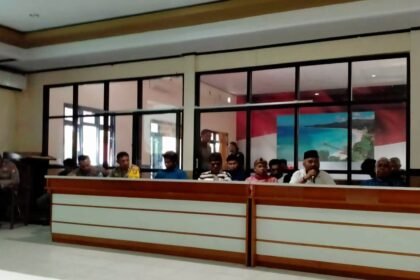 Pertemuan mediasi sengketa tambang Gunung Botak: koperasi, perusahan dan pemilik lahan di Polres Pulau Buru, (30/4/2025).